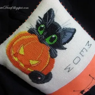 Вышивка Котенок с тыквой