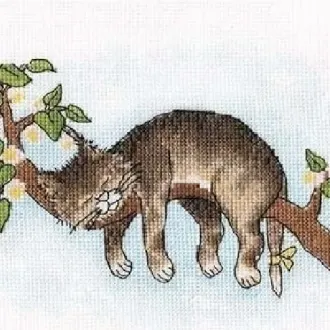 Вышивка Спящий кот на дереве