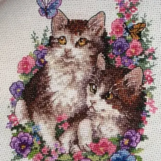 Вышивка Коты в цветах